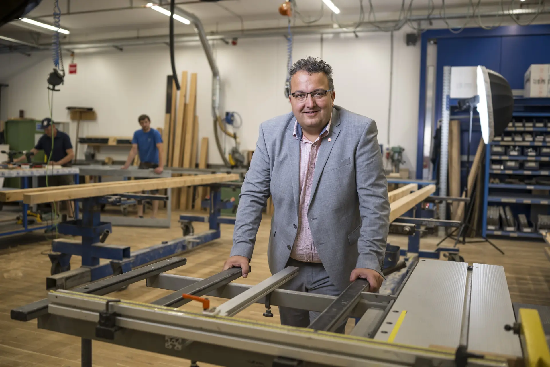 Klaus Mair in der Produktionshalle der GW Tirol